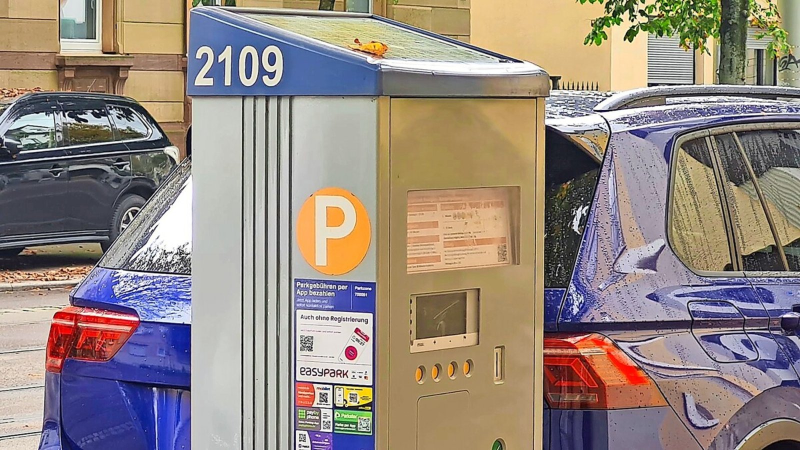 An Parkscheinautomaten wird aufs Handyparken hingewiesen. Auch digital ist die Brötchentaste verfügbar.Foto: Sebastian Steegmüller