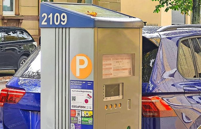 An Parkscheinautomaten wird aufs Handyparken hingewiesen. Auch digital ist die Brötchentaste verfügbar.<span class='image-autor'>Foto: Sebastian Steegmüller</span>