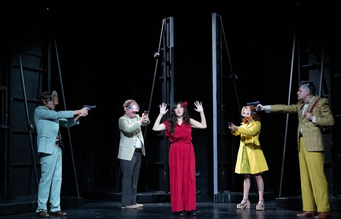 Mit gezückten Waffen greift die Öffentlichkeit Katharina Blum (Mitte, Elif Veyisoglu) an.<span class='image-autor'>Foto: Björn Klein</span>