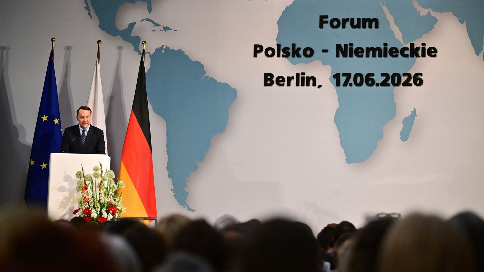Polens Außenminister Sikorski fordert rasche Hilfe für die letzten Weltkriegsopfer.Foto: Sebastian Christoph Gollnow/dpa Polens Außenminister Sikorski fordert rasche Hilfe für die letzten Weltkriegsopfer.Foto: Sebastian Christoph Gollnow/dpa
