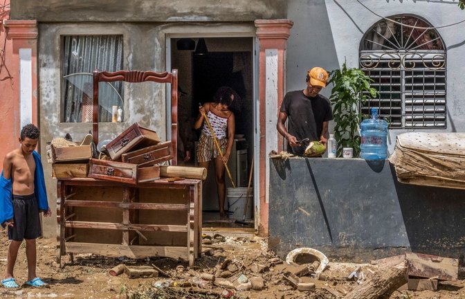 Bewohner der Stadt Higuey versuchen ihr Hab und Gut zu retten, nachdem Hurrikan "Fiona" in der Dominikanischen Republik eine Spur der Verwüstung hinterlassen hat.<span class='image-autor'>Foto: Ricardo Hernandez/AP/dpa</span>