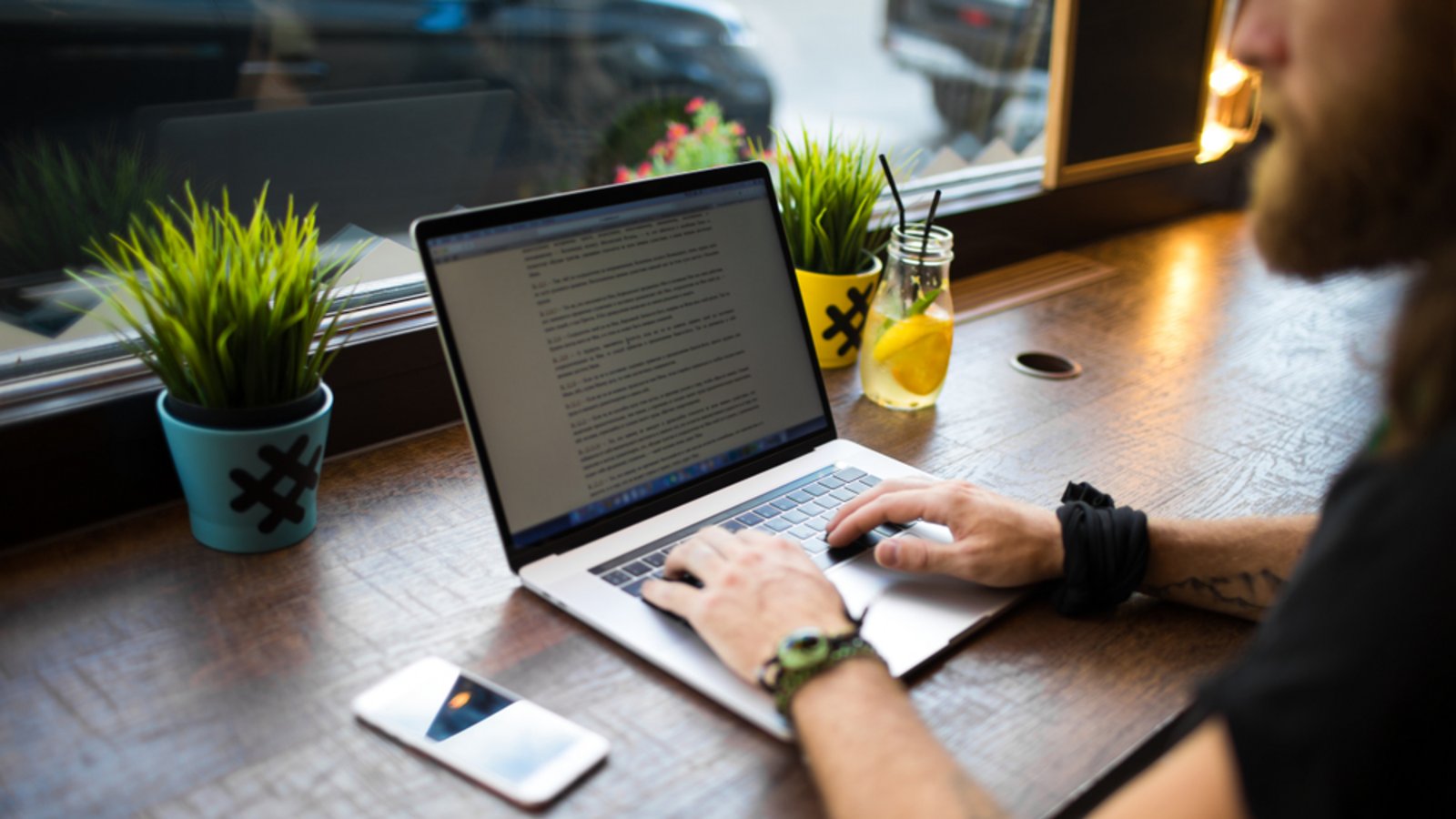 Diese Programme können Texte korrigieren.Foto: ZoFot / shutterstock.com