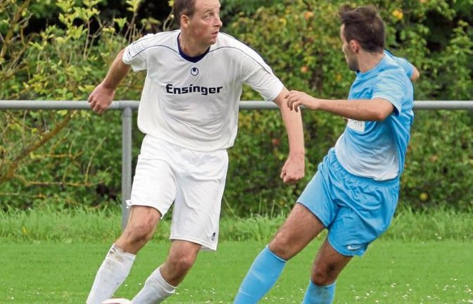 Andreas Bahmer (links) hat mit dem FC Gündelbach nur noch drei Spiele in diesem Jahr zu überstehen, dann ist Winterpause. Am Sonntag ist das Derby gegen den TSV Ensingen. Foto: Bürkle
