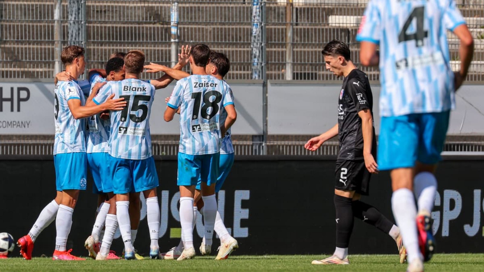 Die Spieler der Stuttgarter Kickers bejubeln den 2:1-Siegtreffer von Sebastian Müller.Baumann/Alexander Keppler Die Spieler der Stuttgarter Kickers bejubeln den 2:1-Siegtreffer von Sebastian Müller.Baumann/Alexander Keppler