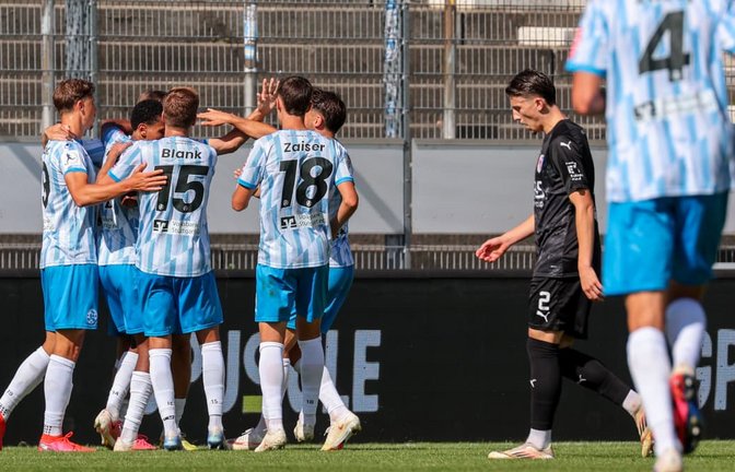 Die Spieler der Stuttgarter Kickers bejubeln den 2:1-Siegtreffer von Sebastian Müller.<span class='image-autor'>Baumann/Alexander Keppler</span>
