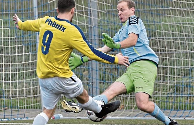 Falk Zeeh (rechts) ist nach dem Wechsel von Holger Kraft zum SV Sternenfels hauptverantwortlich für das Tor des FC Gündelbach. Foto: Leitner