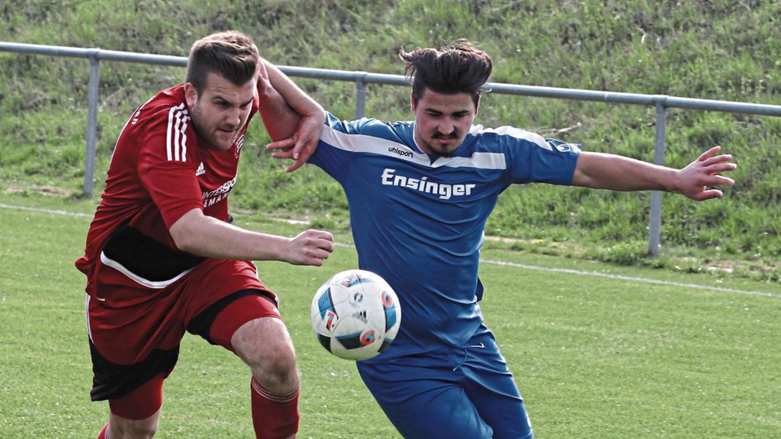 Waldemar Grinko (rechts) wird seine Allrounderqualität zuküntig für den TSV Enzweihingen in die Waagschale werfen. Foto: Nachreiner