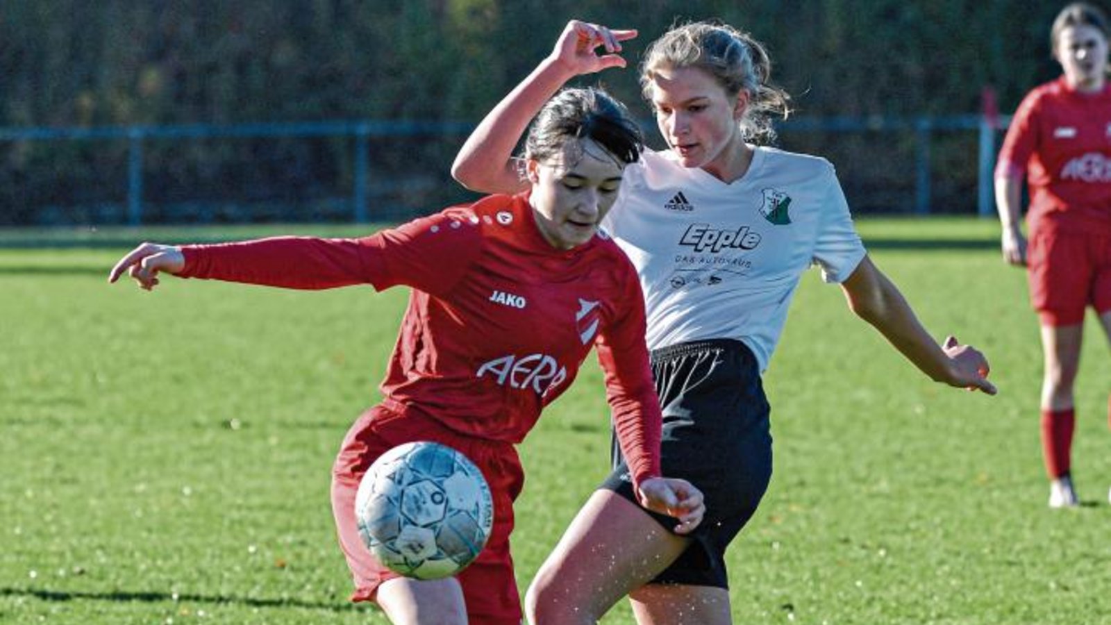 Hannah Schwarz (von links) und der SV Horrheim II war auch von Marleen Schäfer und dem TSV Heimerdingen nicht zu stoppen. Sieg Nummer sechs ist unter Dach und Fach. Foto: Leitner Hannah Schwarz (von links) und der SV Horrheim II war auch von Marleen Schäfer und dem TSV Heimerdingen nicht zu stoppen. Sieg Nummer sechs ist unter Dach und Fach. Foto: Leitner
