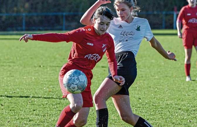 Hannah Schwarz (von links) und der SV Horrheim II war auch von Marleen Schäfer und dem TSV Heimerdingen nicht zu stoppen. Sieg Nummer sechs ist unter Dach und Fach. Foto: Leitner