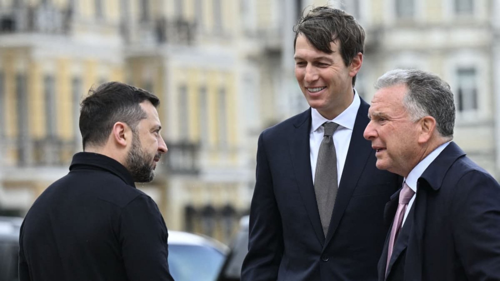 Die US-Unterhändler Steve Wittkoff (r.) und Jared Kushner haben am Wochenende Gespräche mit dem russischen Präsidenten Wladimir Putin geführt und sind dann nach Kiew weitergereist, um den unkrainischen Präsidenten Wolodymyr Selenskyj (l.)GENYA SAVILOV/afp Die US-Unterhändler Steve Wittkoff (r.) und Jared Kushner haben am Wochenende Gespräche mit dem russischen Präsidenten Wladimir Putin geführt und sind dann nach Kiew weitergereist, um den unkrainischen Präsidenten Wolodymyr Selenskyj (l.)GENYA SAVILOV/afp