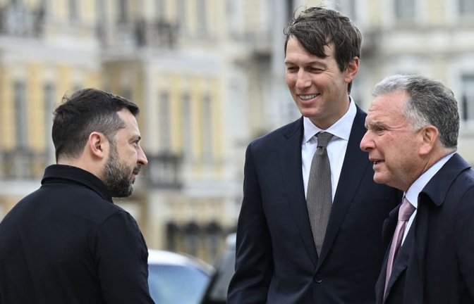 Die US-Unterhändler Steve Wittkoff (r.) und Jared Kushner haben am Wochenende Gespräche mit dem russischen Präsidenten Wladimir Putin geführt und sind dann nach Kiew weitergereist, um den unkrainischen Präsidenten Wolodymyr Selenskyj (l.)<span class='image-autor'>GENYA SAVILOV/afp</span>