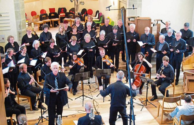 Der Kirchenchor, Solisten und ein Streicher-Bläserensemble führen die Markuspassion auf. Foto: Filitz