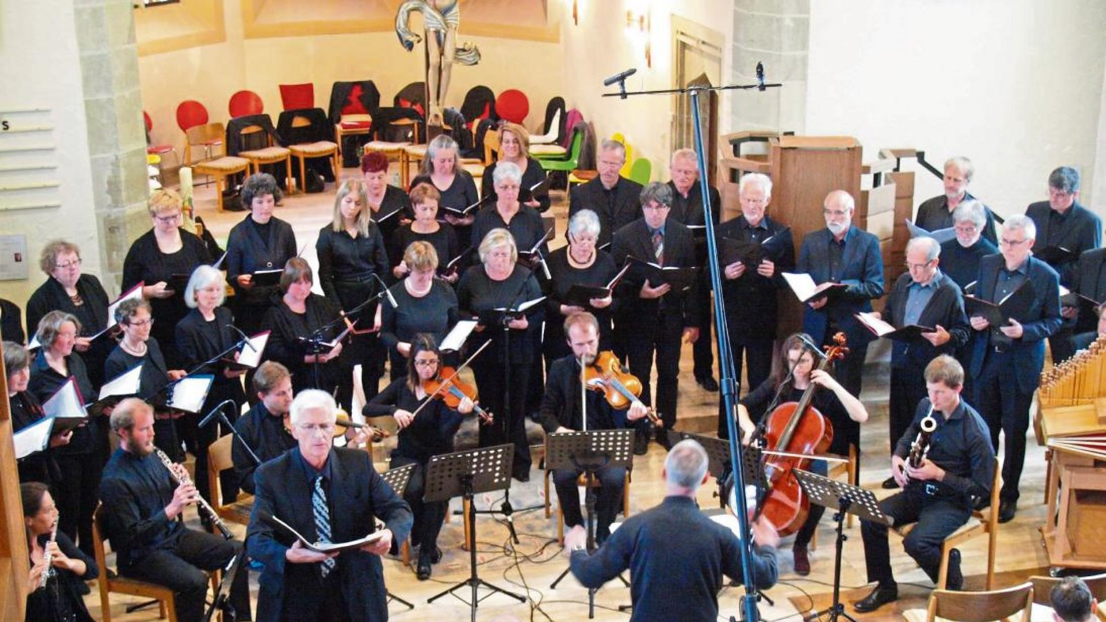 Der Kirchenchor, Solisten und ein Streicher-Bläserensemble führen die Markuspassion auf. Foto: Filitz