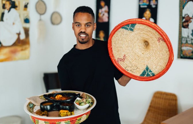 Jonas Haile ist in die Fußstapfen seines Vaters getreten, der die in den 90ern und 00er-Jahren bekannten afrikanischen Lokale Adulis I, II und III geführt hat. In seinem ersten eigenen Restaurant Adulis am Marienplatz serviert er ausschließlich eritreische Küche, wie hier im Bild die Fleischplatte mit verschiedenen Zigni und Injeera. Foto: Lichtgut/Christoph Schmidt<span class='image-autor'>Christoph Schmidt</span>