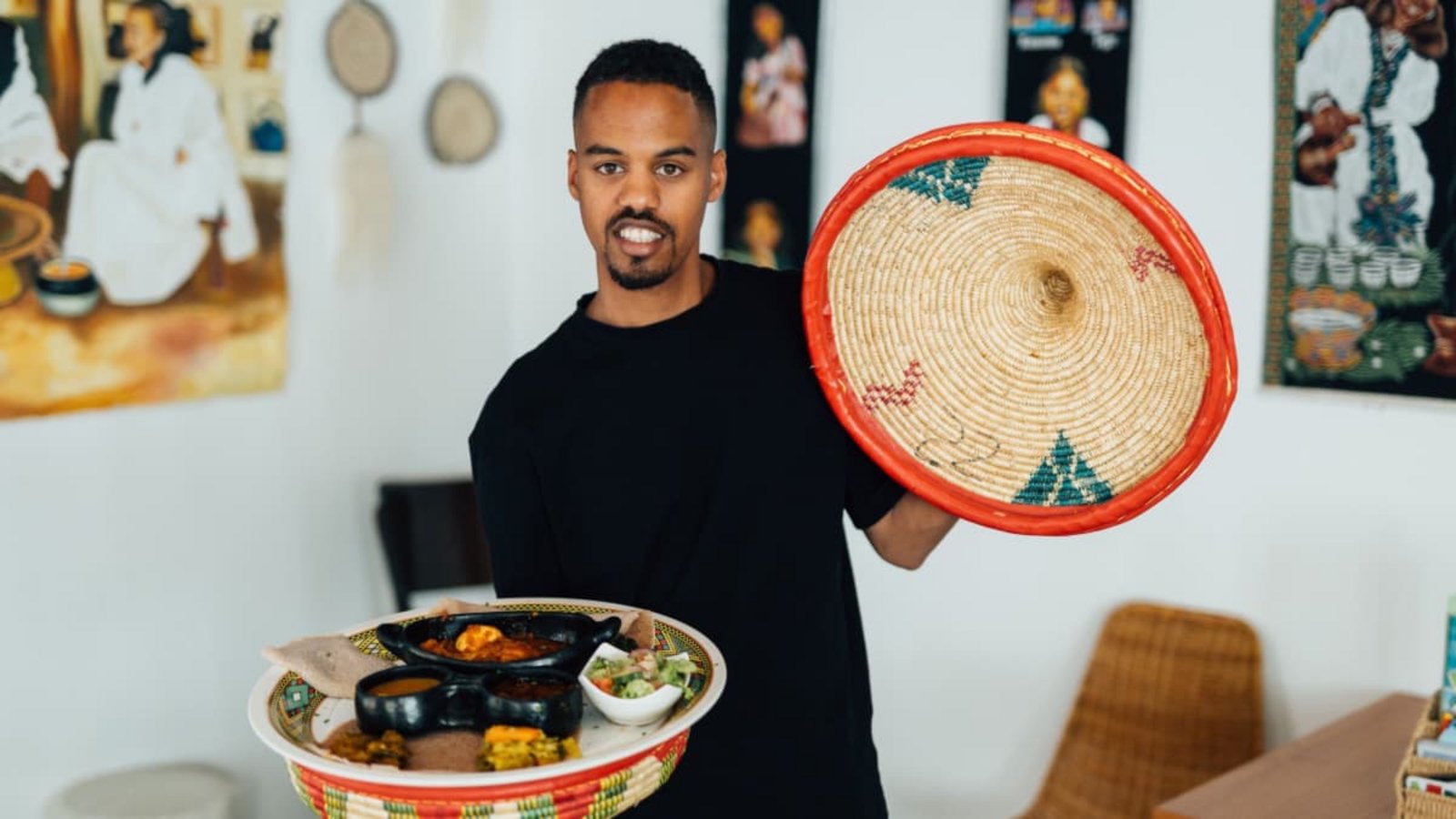 Jonas Haile ist in die Fußstapfen seines Vaters getreten, der die in den 90ern und 00er-Jahren bekannten afrikanischen Lokale Adulis I, II und III geführt hat. In seinem ersten eigenen Restaurant Adulis am Marienplatz serviert er ausschließlich eritreische Küche, wie hier im Bild die Fleischplatte mit verschiedenen Zigni und Injeera. Foto: Lichtgut/Christoph SchmidtChristoph Schmidt Jonas Haile ist in die Fußstapfen seines Vaters getreten, der die in den 90ern und 00er-Jahren bekannten afrikanischen Lokale Adulis I, II und III geführt hat. In seinem ersten eigenen Restaurant Adulis am Marienplatz serviert er ausschließlich eritreische Küche, wie hier im Bild die Fleischplatte mit verschiedenen Zigni und Injeera. Foto: Lichtgut/Christoph SchmidtChristoph Schmidt