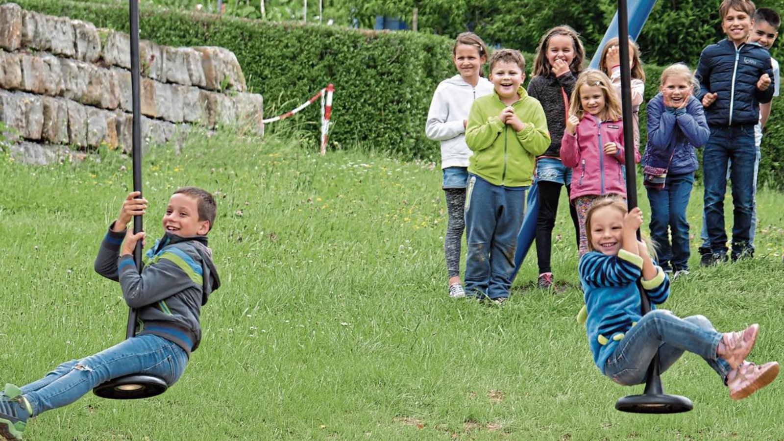 Dank der natürlichen Schwerkraft sausen die Kinder auf zwei parallelen Bahnen den leichten Hang hinunter. Fotos: Friedrich Dank der natürlichen Schwerkraft sausen die Kinder auf zwei parallelen Bahnen den leichten Hang hinunter. Fotos: Friedrich