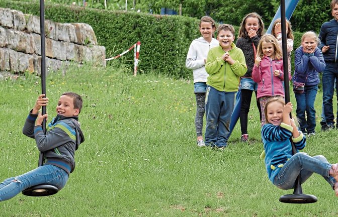 Dank der natürlichen Schwerkraft sausen die Kinder auf zwei parallelen Bahnen den leichten Hang hinunter.  Fotos: Friedrich