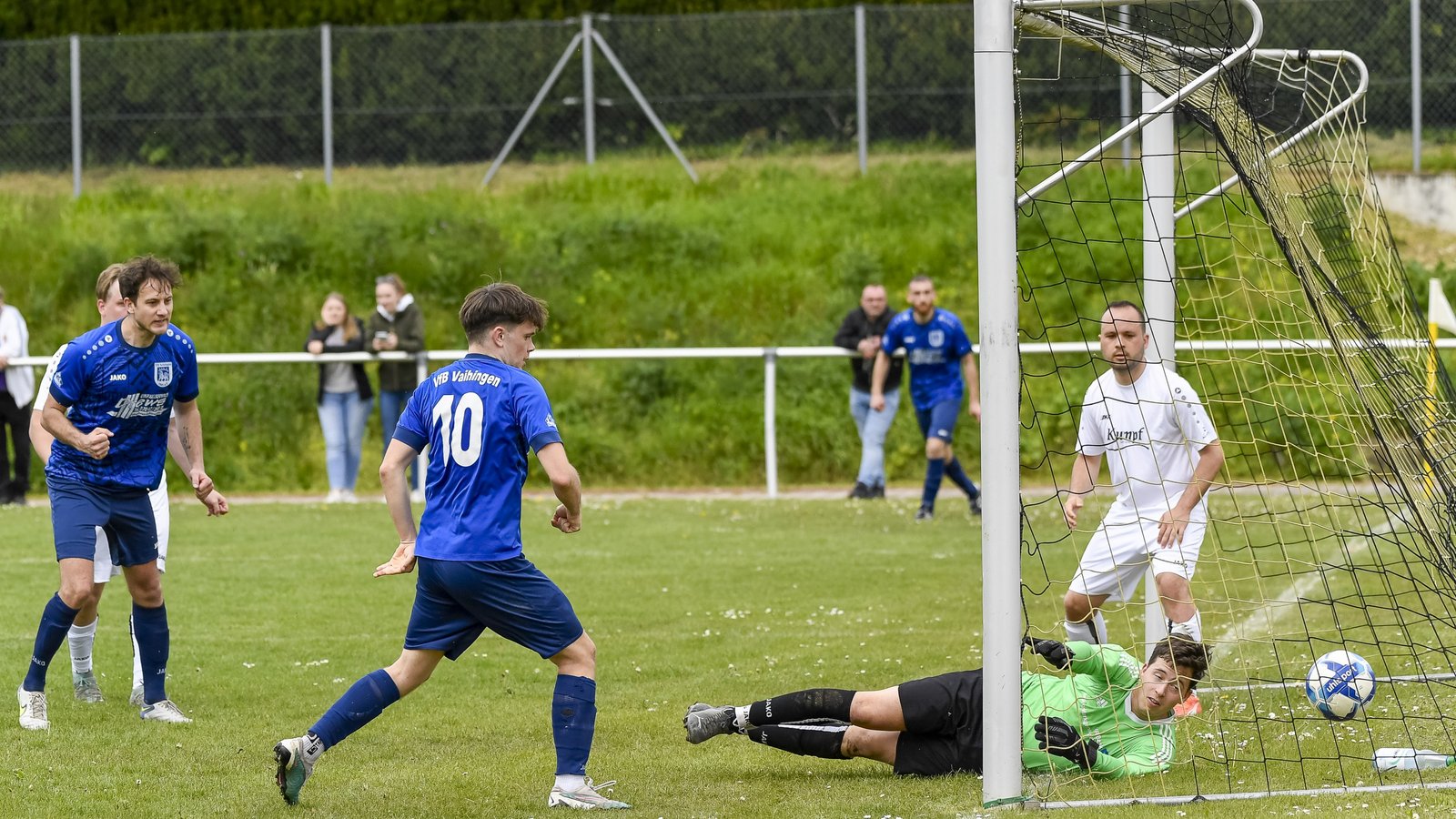 Auf die Tore von Louis Wäbisch (Mitte) setzt der VfB Vaihingen in Abwesenheit von Qendrim Emini. Foto: Leitner Auf die Tore von Louis Wäbisch (Mitte) setzt der VfB Vaihingen in Abwesenheit von Qendrim Emini. Foto: Leitner