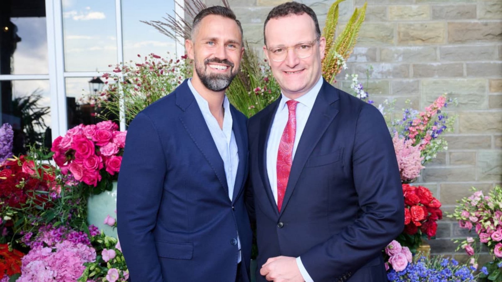 Sind Eltern geworden: Jens Spahn (CDU), Fraktionsvorsitzender der Unions-Bundestagsfraktion, mit seinem Mann Daniel Funke beim Sommerfest der „Bild“-Hilfsorganisation „Ein Herz für Kinder“.Annette Riedl/dpa