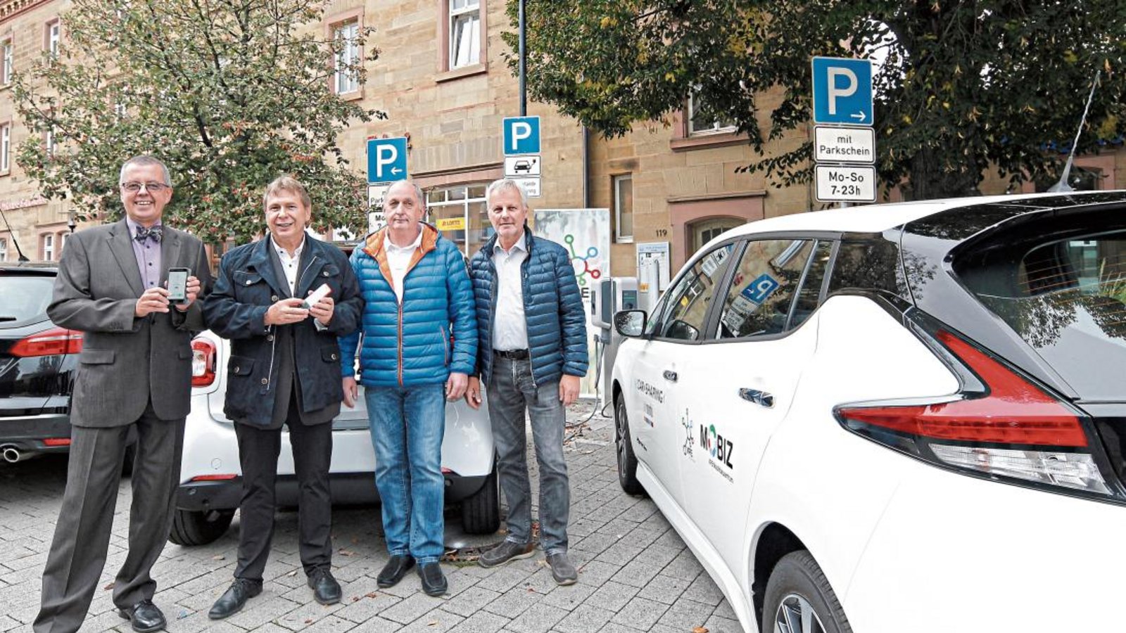 Ein mit einer entsprechenden App ausgestattetes Smartphone ist der „Schlüssel“ zum eCarsharing in Mühlacker, wie Landrat-Vize Wolfgang Herz, VPE-Geschäftsführer Axel Hofsäß sowie Walter Franz und Thomas Knapp (beide Unomondo) demonstrieren (von links). Foto: Kollros Ein mit einer entsprechenden App ausgestattetes Smartphone ist der „Schlüssel“ zum eCarsharing in Mühlacker, wie Landrat-Vize Wolfgang Herz, VPE-Geschäftsführer Axel Hofsäß sowie Walter Franz und Thomas Knapp (beide Unomondo) demonstrieren (von links). Foto: Kollros