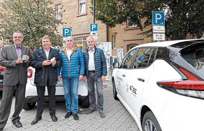 Ein mit einer entsprechenden App ausgestattetes Smartphone ist der „Schlüssel“ zum eCarsharing in Mühlacker, wie Landrat-Vize Wolfgang Herz, VPE-Geschäftsführer Axel Hofsäß sowie Walter Franz und Thomas Knapp (beide Unomondo) demonstrieren (von links). Foto: Kollros