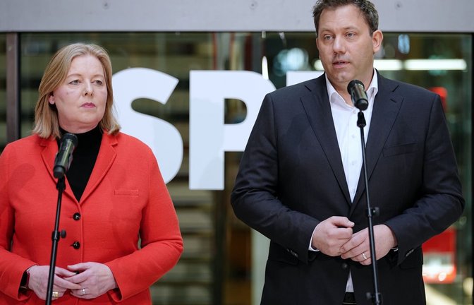 Wie lange bleiben Bärbel Bas und Lars Klingbeil - hier nach der verlorenen Landtagswahl in Rheinland-Pfalz - an der SPD-Spitze? (Archivfoto)<span class='image-autor'>Kay Nietfeld/dpa</span>