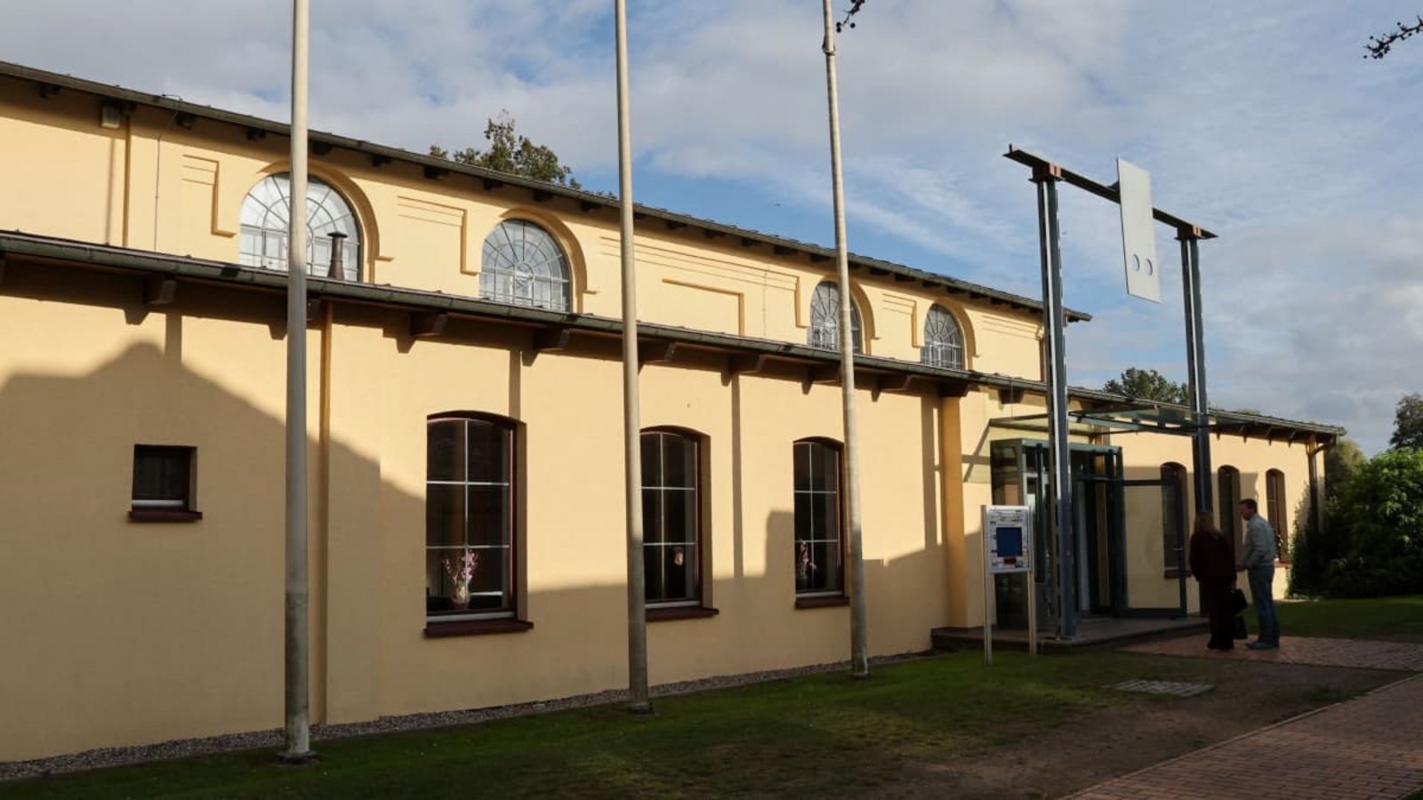 Das Bürgerhaus in Güstrow. Die SPD-Spitzengremien des Landes beraten hier gemeinsam mit Schwesig (SPD), Ministerpräsidentin von Mecklenburg-Vorpommern.Bernd Wüstneck/dpa Das Bürgerhaus in Güstrow. Die SPD-Spitzengremien des Landes beraten hier gemeinsam mit Schwesig (SPD), Ministerpräsidentin von Mecklenburg-Vorpommern.Bernd Wüstneck/dpa