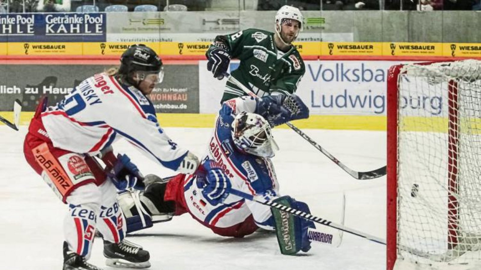 Bietigheims Dominic Auger (hinten) schaltet am schnellsten und drückt den von der Bande zurückprallenden Puck an Ravensburgs Goalie Christian Rohde vorbei zum 1:0 ins Netz.  Foto: Simecek