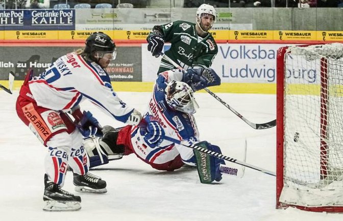 Bietigheims Dominic Auger (hinten) schaltet am schnellsten und drückt den von der Bande zurückprallenden Puck an Ravensburgs Goalie Christian Rohde vorbei zum 1:0 ins Netz.  Foto: Simecek