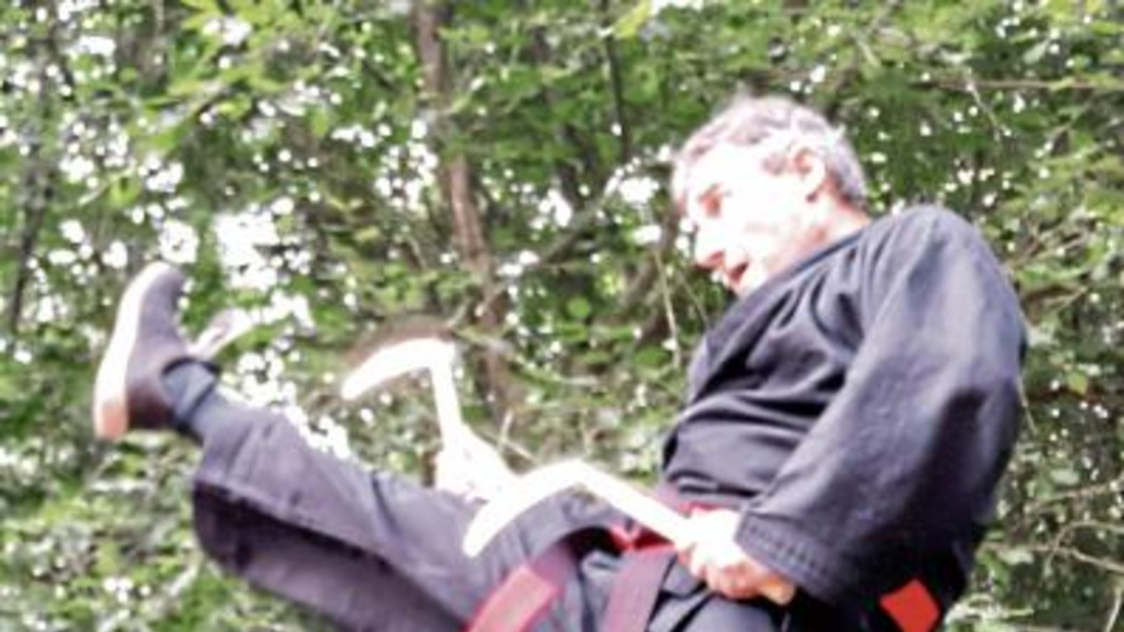 Einbeinig auf einem Baumstumpf balancierend, führte der Vaihinger Achim Haubennestel seine Kicks aus. Foto: privat
