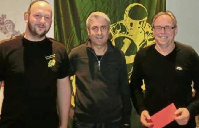Vorsitzender Wörz (Mitte) mit dem langjährigem 2. Vorsitzenden Herbert Pemsel (rechts) und Nachfolger Ruben Müller. Foto: p