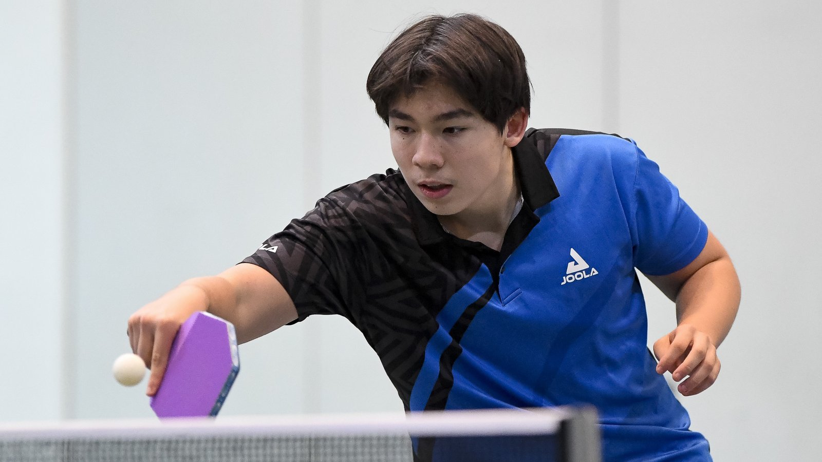 Mit viel Gefühl zwirbelt Stellan Krilla vom TSV Kleinglattbach den Ball über das Netz. Archivfoto: Leitner