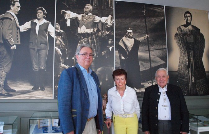 Ehrenpräsident Hans A. Hey, seine Gattin Ingrid und Präsident Thomas Kleinheinz (von rechts) stellen das Programm vor. <span class='image-autor'>Foto: Filitz</span>