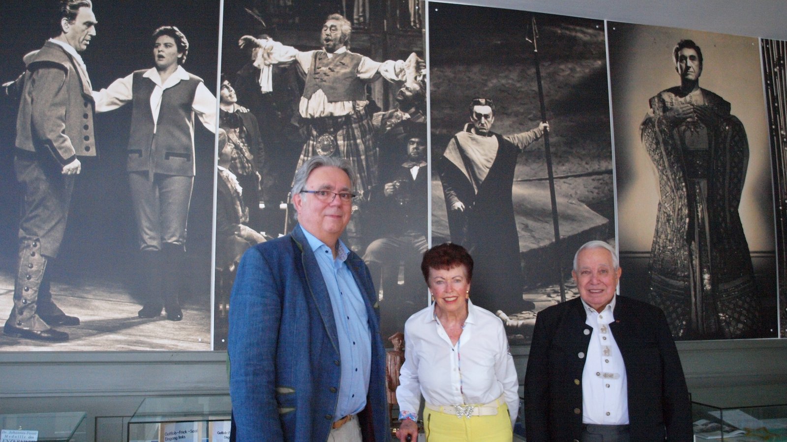 Ehrenpräsident Hans A. Hey, seine Gattin Ingrid und Präsident Thomas Kleinheinz (von rechts) stellen das Programm vor. Foto: Filitz