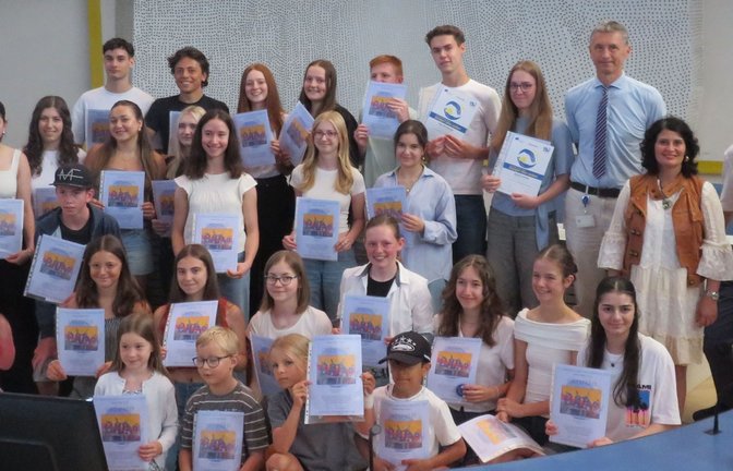 Die Gewinnerinnen und Gewinner vom Vorjahr mit Sozialbürgermeister Frank Fillbrunn, Sunita Vimal und Enzkreis-Bildungsdezernent Frank Stephan. <span class='image-autor'>Foto: Enzkreis/Hörstmann</span>