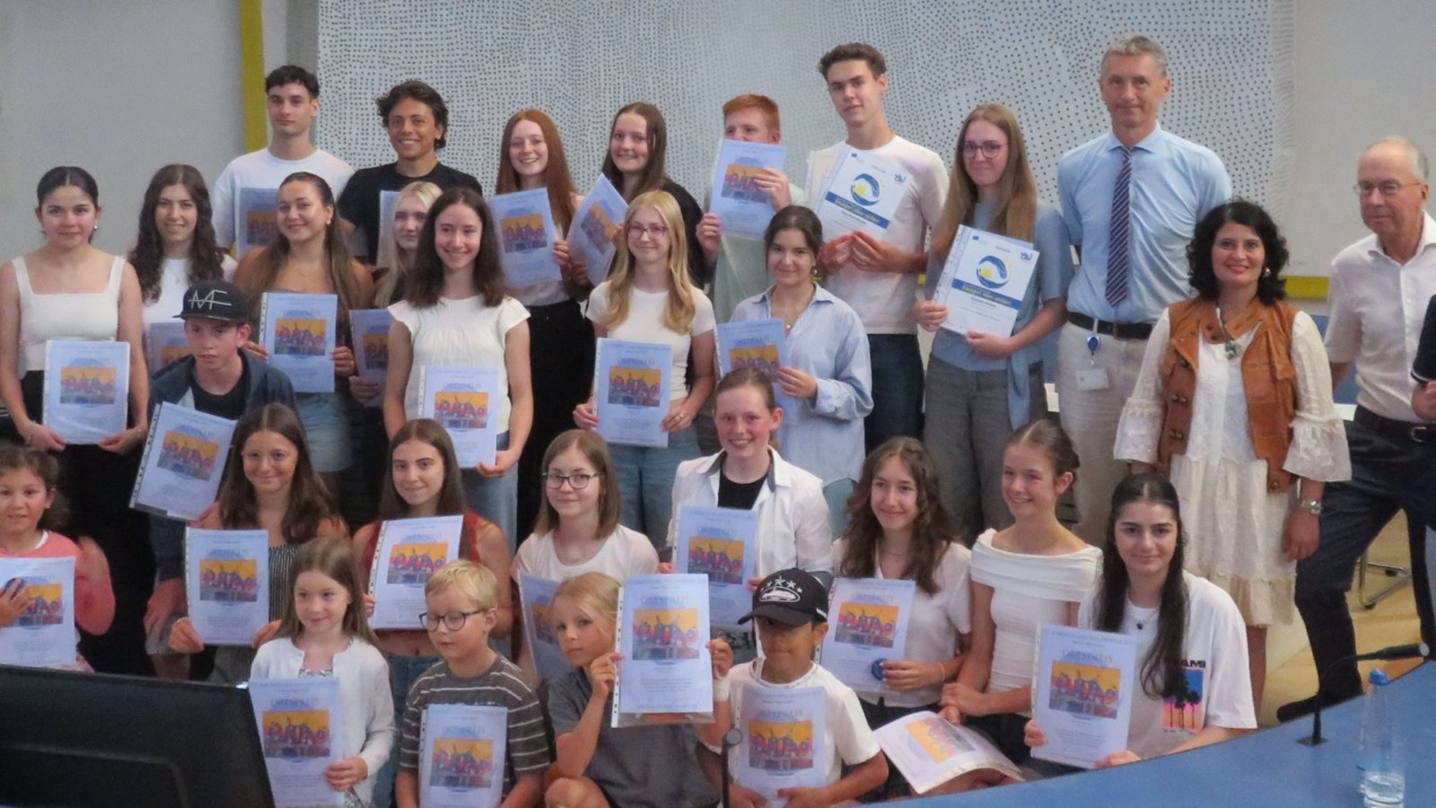 Die Gewinnerinnen und Gewinner vom Vorjahr mit Sozialbürgermeister Frank Fillbrunn, Sunita Vimal und Enzkreis-Bildungsdezernent Frank Stephan. Foto: Enzkreis/Hörstmann