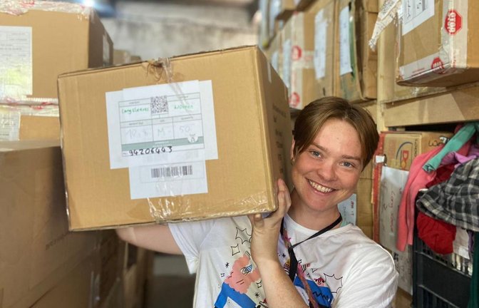 Freiwillige Helfer sortieren die Kleiderspenden vor Ort auf Samos. <span class='image-autor'>Foto: p</span>