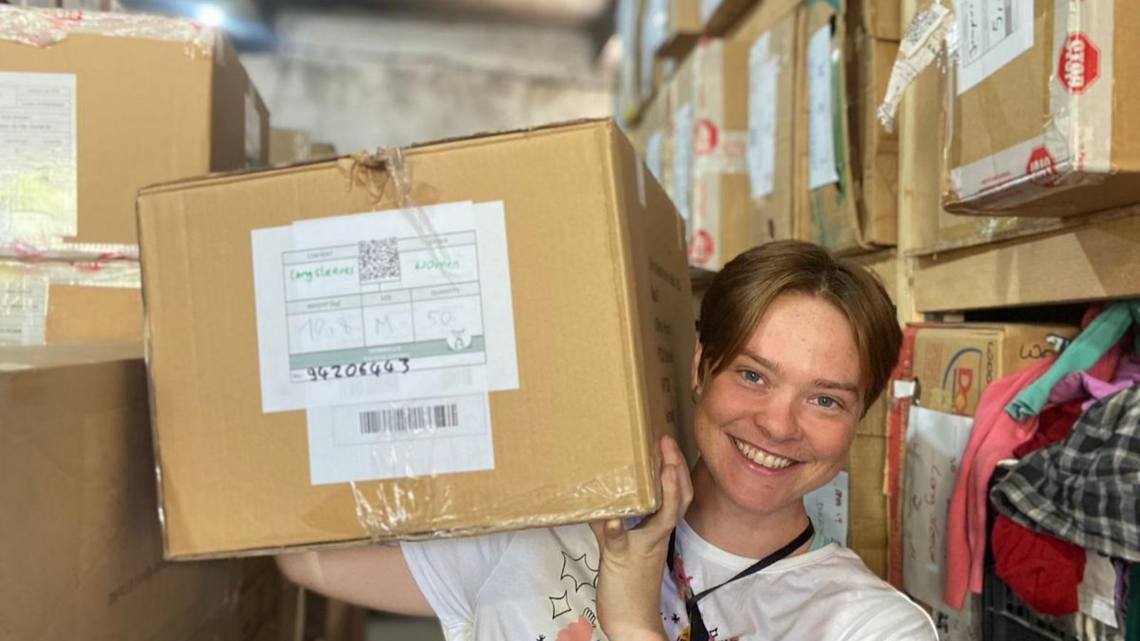 Freiwillige Helfer sortieren die Kleiderspenden vor Ort auf Samos. Foto: p