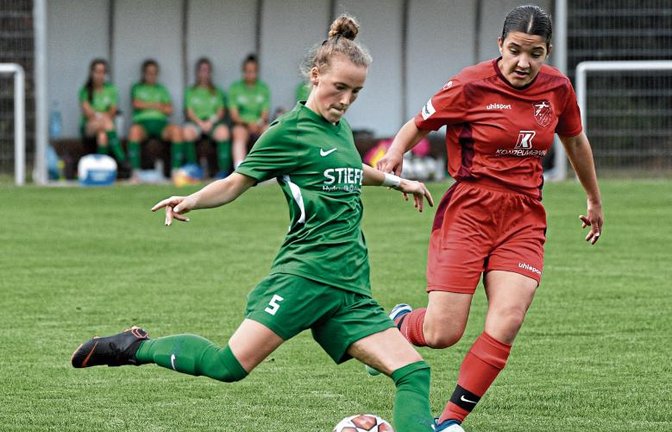 Hier kommt zwar Ilirjana Musliu vom SV Hegnach (links) gegen Löchgaus Isabel Hildebrand zum Schuss, doch der FVL zieht mit einem 1:0-Sieg ins WFV-Pokalfinale ein. Foto: Leitner