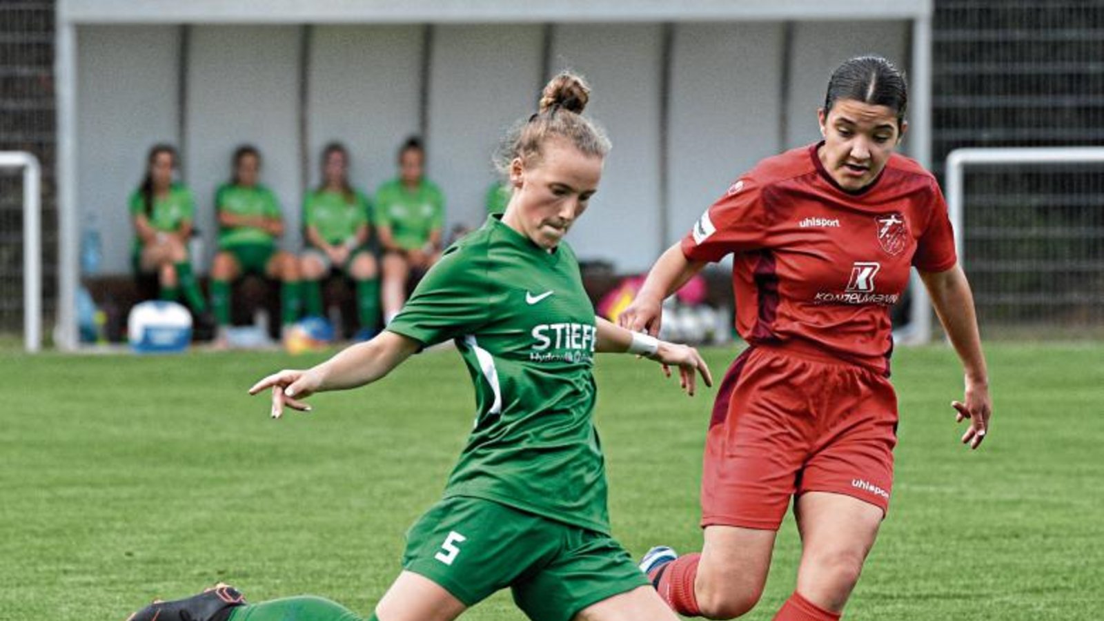 Hier kommt zwar Ilirjana Musliu vom SV Hegnach (links) gegen Löchgaus Isabel Hildebrand zum Schuss, doch der FVL zieht mit einem 1:0-Sieg ins WFV-Pokalfinale ein. Foto: Leitner Hier kommt zwar Ilirjana Musliu vom SV Hegnach (links) gegen Löchgaus Isabel Hildebrand zum Schuss, doch der FVL zieht mit einem 1:0-Sieg ins WFV-Pokalfinale ein. Foto: Leitner