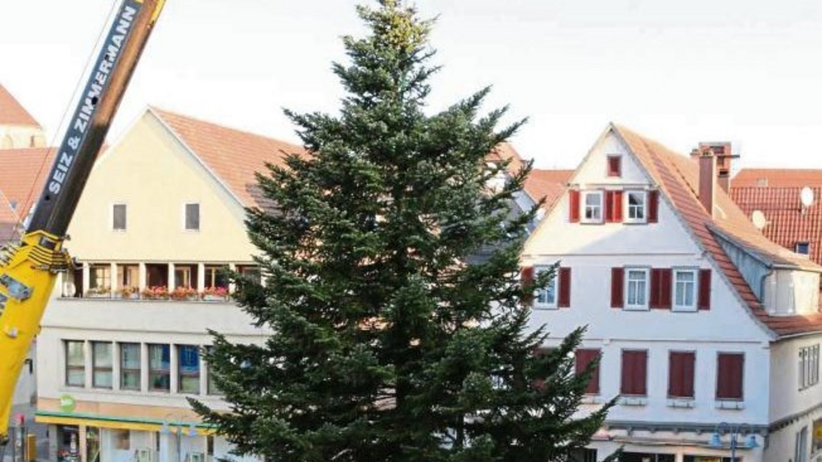 Weihnachten rückt näher. Auf dem Vaihinger Marktplatz ist bereits der Weihnachtsbaum am Haken. Foto: Bögel