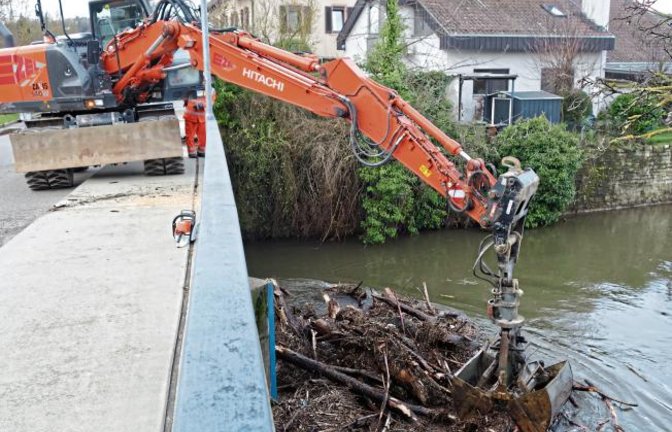 Zeitgleich zu den Fällungen, aber unabhängig davon, war die Straßenmeisterei im Auftrag des Landratsamts Ludwigsburg gestern damit beschäftigt, Hochwassertreibgut vom Fluss auf die Enzbrücke in Vaihingen zu wuchten und abzutransportieren. Foto: Rücker