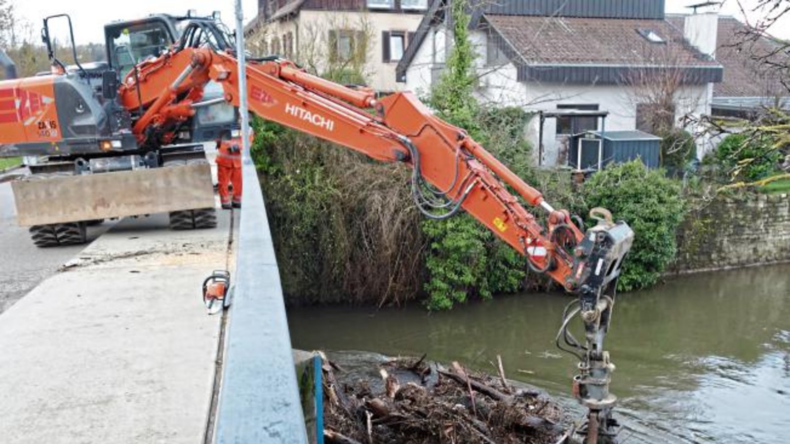 Zeitgleich zu den Fällungen, aber unabhängig davon, war die Straßenmeisterei im Auftrag des Landratsamts Ludwigsburg gestern damit beschäftigt, Hochwassertreibgut vom Fluss auf die Enzbrücke in Vaihingen zu wuchten und abzutransportieren. Foto: Rücker