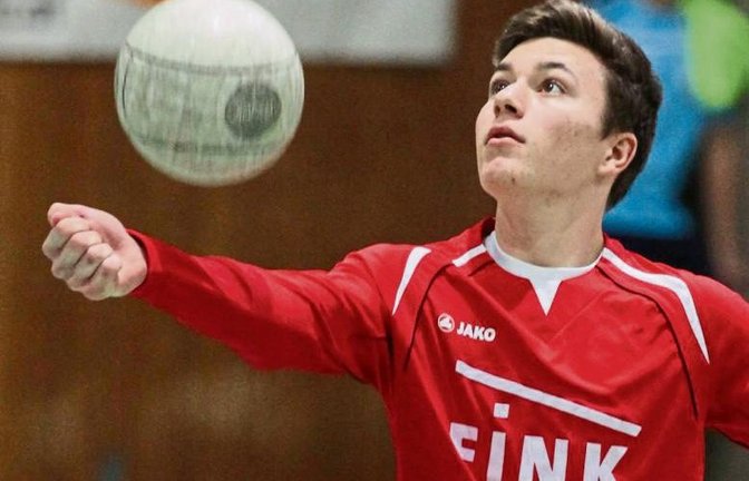Johannes Jungclaussen biss die Zähne aufeinander. Trotz Knieproblemen spielte der Angreifer der U-18-Faustballer die württembergische Meisterschaft durch. Foto: Nachreiner
