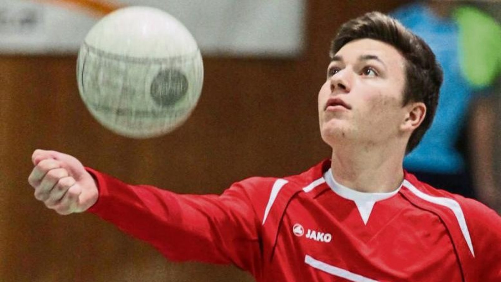 Johannes Jungclaussen biss die Zähne aufeinander. Trotz Knieproblemen spielte der Angreifer der U-18-Faustballer die württembergische Meisterschaft durch. Foto: Nachreiner Johannes Jungclaussen biss die Zähne aufeinander. Trotz Knieproblemen spielte der Angreifer der U-18-Faustballer die württembergische Meisterschaft durch. Foto: Nachreiner