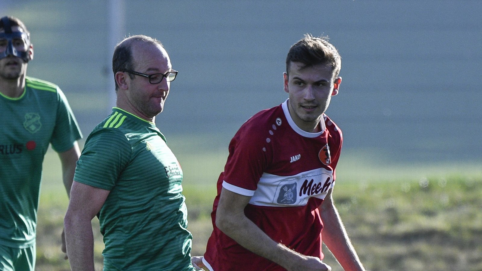 Für Marc Nowotny (links) vom SV Iptingen gilt es auch im Heimspiel gegen die SGM Riexingen II eng am Mann zu sein und die nächsten drei Punkte zu holen. Foto: Leitner