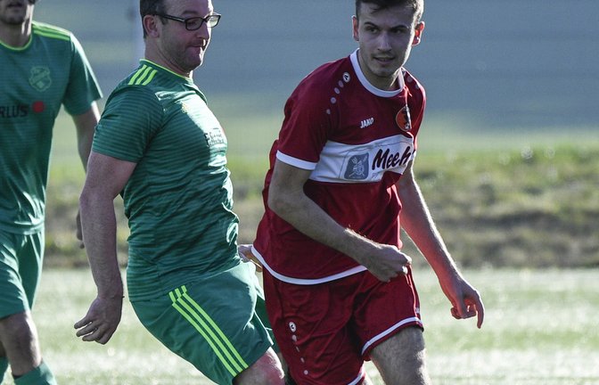 Für Marc Nowotny (links) vom SV Iptingen gilt es auch im Heimspiel gegen die SGM Riexingen II eng am Mann zu sein und die nächsten drei Punkte zu holen. <span class='image-autor'>Foto: Leitner</span>