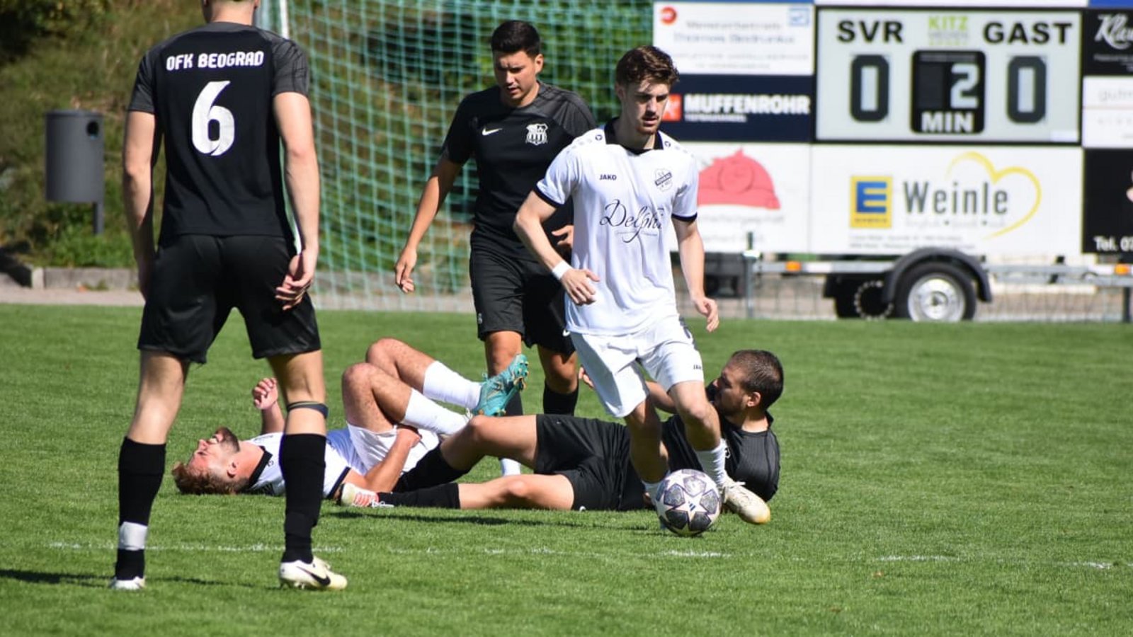 Dass Aufsteiger OFK Beograd Stuttgart (in Schwarz) auch mal robust zur Sache geht, merkte zuletzt der SV Rohrau (in Weiß): Jetzt muss sich der SV Deckenpfronn seinen Mann beim Liganeuling stehen.Michael Schwartz
