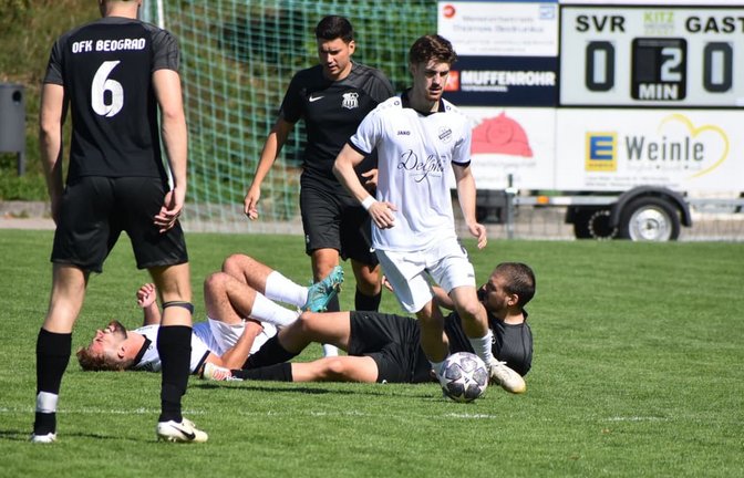 Dass Aufsteiger OFK Beograd Stuttgart (in Schwarz) auch mal robust zur Sache geht, merkte zuletzt der SV Rohrau (in Weiß): Jetzt muss sich der SV Deckenpfronn seinen Mann beim Liganeuling stehen.<span class='image-autor'>Michael Schwartz</span>