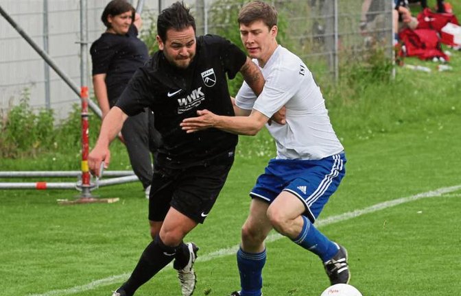 Riets Pasquale Arena (links) lässt Tobias Mäule stehen. Am Ende gewinnt der SVR beim Erdinger-Meister-Cup zwar gegen die Unterriexinger, scheidet aber in der Vorrunde aus. Foto: Nachreiner
